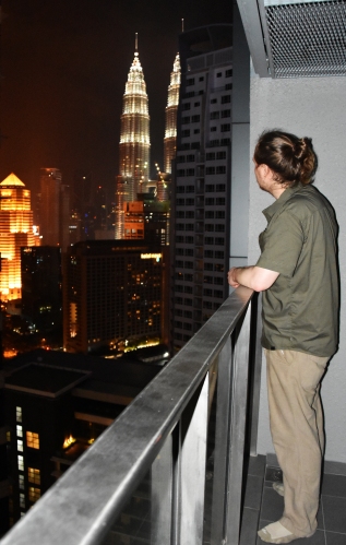 Blick von unserem Balkon auf die Petronas Twin Towers – galten bis 2004 als höchstes gebäude der Welt (Höhe: 452 Meter) 
