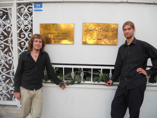 Mein Bruder Marlon und ich vor der indischen Botschaft in Teheran (Iran)