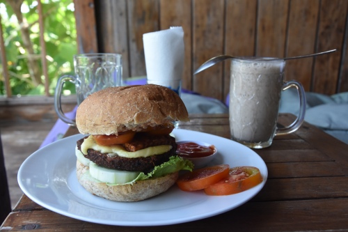 Den Burger gibt es wahlweise mit oder ohne Käse, also in vegetarisch oder in vegan.